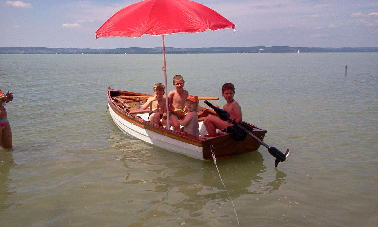 Csalad-Barat Apartman Balatonlelle Dış mekan fotoğraf