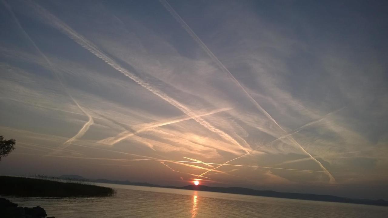 Csalad-Barat Apartman Balatonlelle Dış mekan fotoğraf